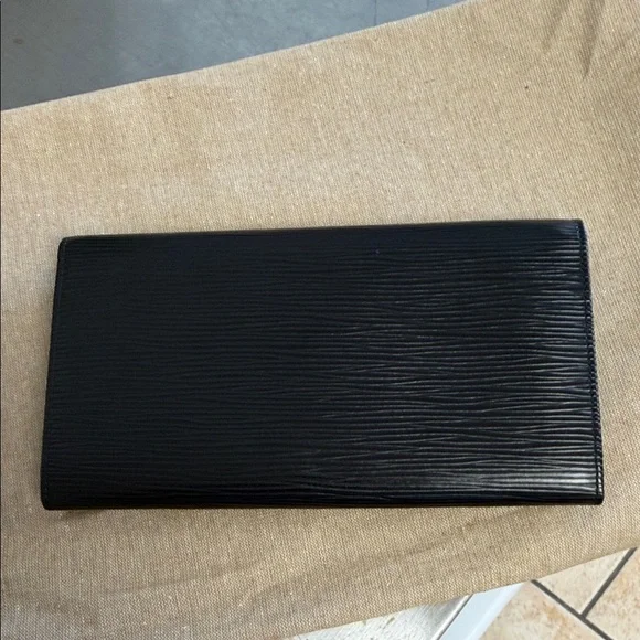 Louis Vuitton Ebony Textured Clutch - Picture 4 of 7